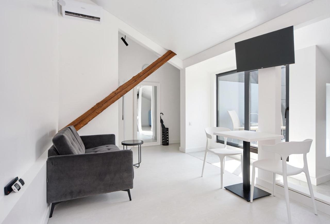 White Door Apartments Mansard Heart Of Odessa 2 المظهر الخارجي الصورة