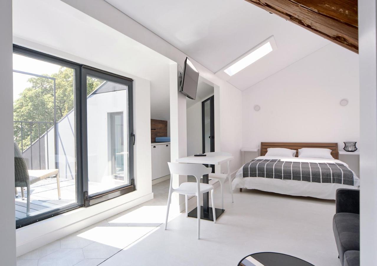 White Door Apartments Mansard Heart Of Odessa 2 المظهر الخارجي الصورة