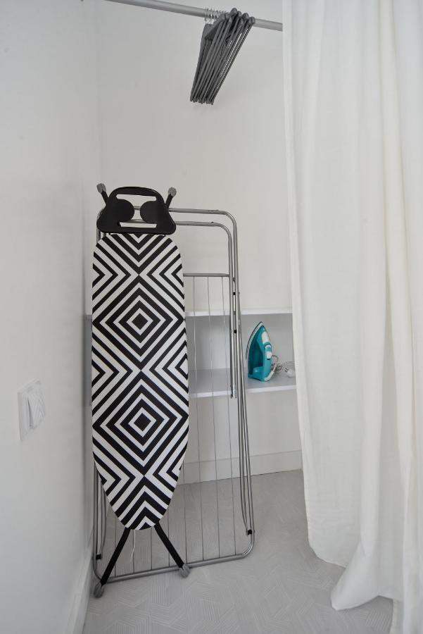 White Door Apartments Mansard Heart Of Odessa 2 المظهر الخارجي الصورة