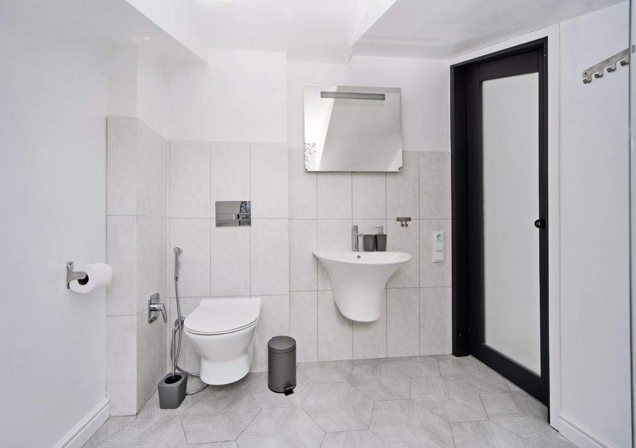 White Door Apartments Mansard Heart Of Odessa 2 المظهر الخارجي الصورة