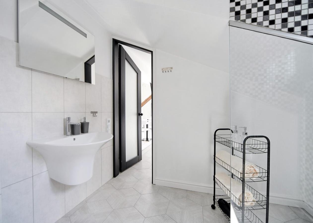 White Door Apartments Mansard Heart Of Odessa 2 المظهر الخارجي الصورة