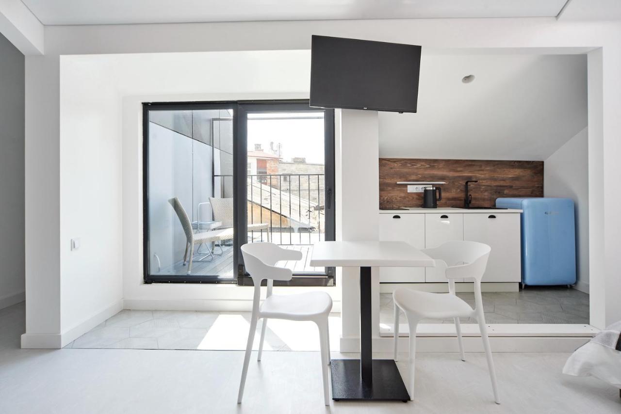 White Door Apartments Mansard Heart Of Odessa 2 المظهر الخارجي الصورة